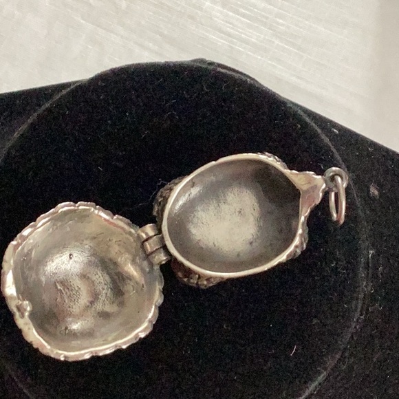 Adorable sterling silver turtle pendant/locket - Picture 3 of 5